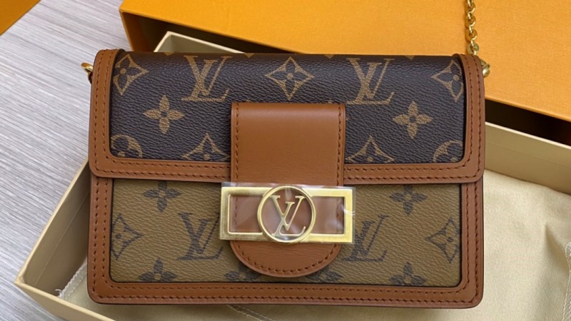 Dauphine Chain Wallet M68746 Details